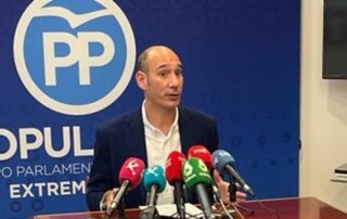 PP recuerda a PSOE que, en Extremadura, empataron escaños y, Feijóo saca 14 diputados más