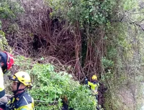 Bomberos de la Diputación de Cáceres rescatan a una mujer que había caído por un barranco en Garganta la Olla