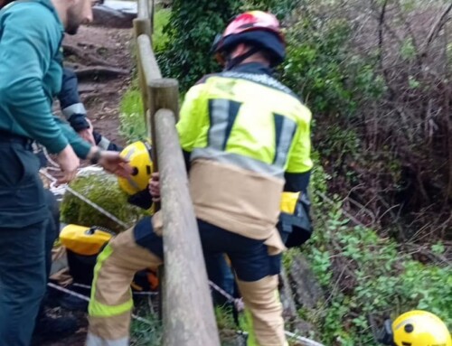 Bomberos de la Diputación de Cáceres rescatan a una mujer que había caído por un barranco en Garganta la Olla