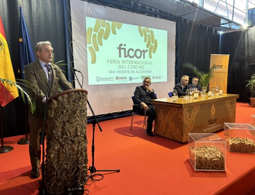 El consejero de Gestión Forestal y Mundo Rural asiste a la inauguración de la Feria Internacional del Corcho