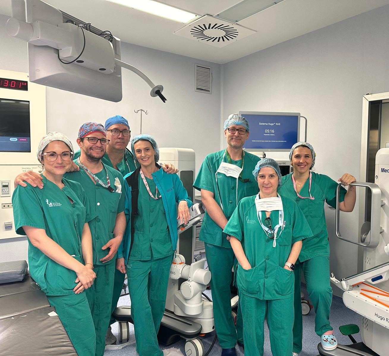 El Hospital Universitario de Cáceres realiza con éxito la primera cirugía de extirpación de riñón con robot quirúrgico de Extremadura