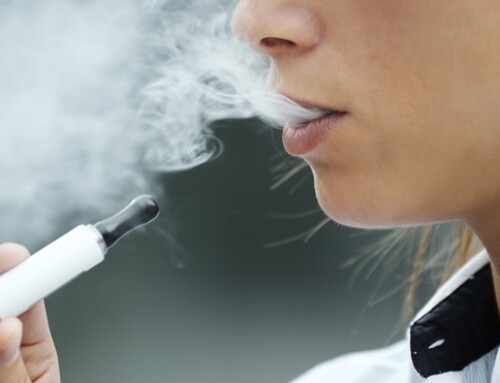 Los jóvenes ya vapean más que fuman: los riesgos que implica más allá de los daños cerebrales