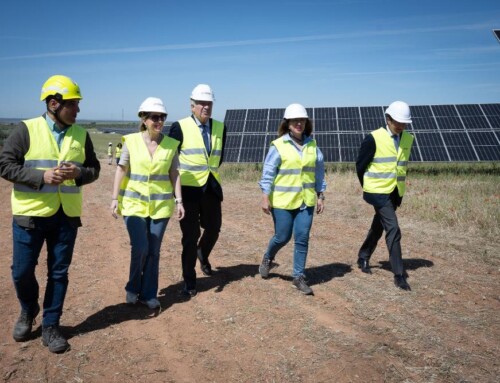 Guardiola defiende en la planta solar ‘Puerta Palmas’ la importancia de encontrar el equilibrio entre el desarrollo y la protección del medio ambiente