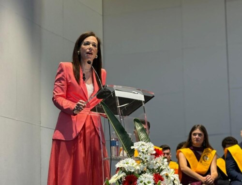 Sara García Espada asiste al acto de Graduación de la XLVI Promoción del Grado en Medicina