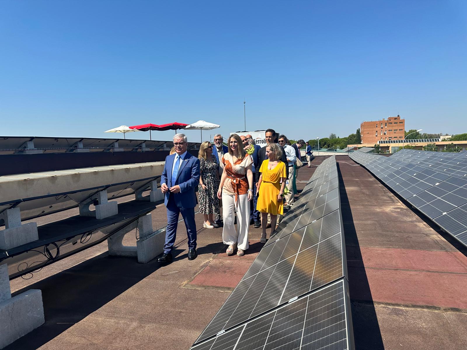 María Guardiola asiste en la Universidad de Extremadura a la inauguración de su instalación solar fotovoltaica