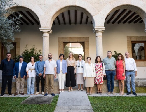 La presidenta de la Junta recibe en el edificio de Presidencia a los galardonados con las Medallas de Extremadura