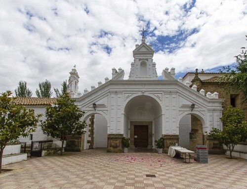 Una mujer sufre politraumatismos tras una caída en altura en la subida a una ermita en Cabeza del Buey