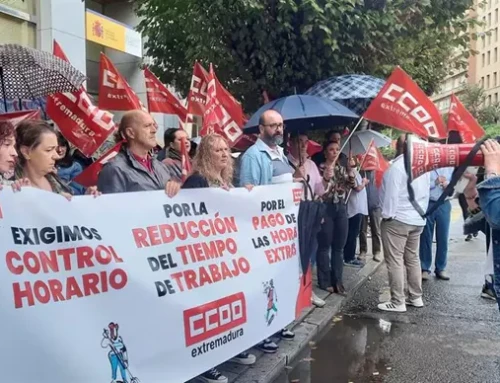 CCOO se concentra ante la Inspección de Trabajo en Badajoz para reclamar que controle las horas extras que no se pagan