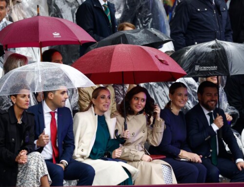 María Guardiola asiste a la celebración de la Fiesta Nacional presidida por Sus Majestades los Reyes junto a Su Alteza Real la Princesa de Asturias