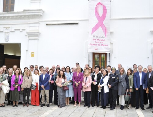 La presidenta de la Asamblea destaca el valor de la sanidad pública para luchar contra el cáncer de mama y defiende una financiación suficiente que garantice la igualdad de acceso a los servicios esenciales