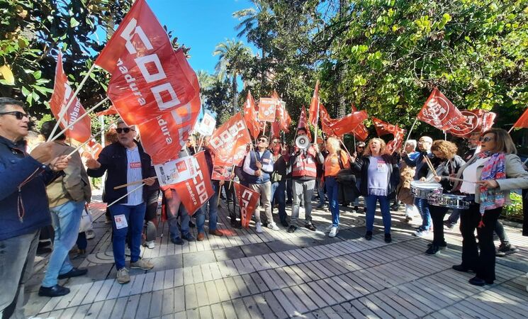 CCOO y UGT reclaman la jubilación anticipada de los conductores del transporte de viajeros