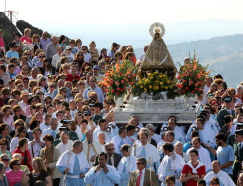 Un total de 13 imágenes marianas procesionan este sábado en Cáceres en honor a la Virgen de la Montaña