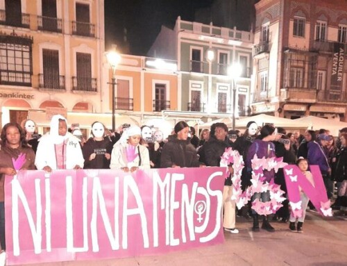 Miles de personas salen a las calles de las ciudades y pueblos extremeños para clamar contra la violencia machista