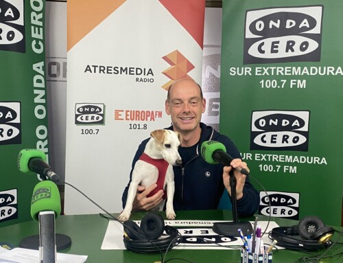 Pablo Muñoz y su perro Pipper visitan Llerena  para promover el turismo Pet-Friendly