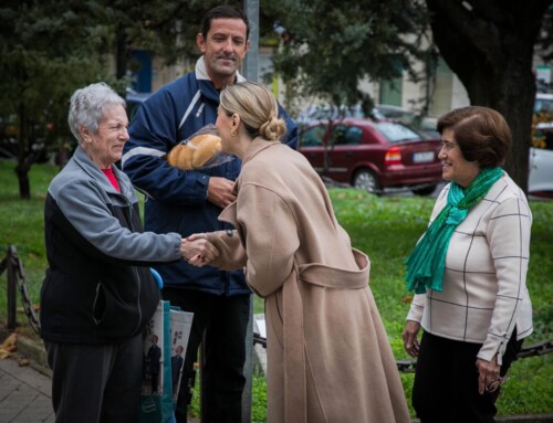 María Guardiola visita Hervás para subrayar apuesta por el Otoño Mágico del Valle de Ambroz