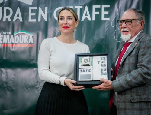 María Guardiola recibe el ‘Premio Especial’ de la Casa Regional de Extremadura en Getafe: «Más que una institución, sois un verdadero hogar»