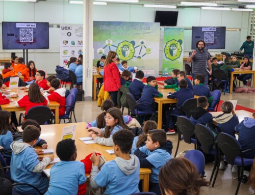 Unos 160 alumnos extremeños participan en una jornada sobre los peligros del uso de internet en el Centro Universitario de Mérida