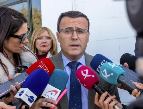 El líder del PSOE extremeño dice que si David Sánchez no fuera hermano del presidente no habría caso