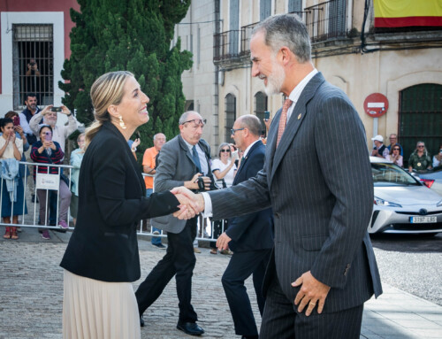 La presidenta de la Junta destaca el papel «esencial» de Felipe VI y apoya su llamamiento a los servidores públicos para centrarse en los ciudadanos y alejarse de la crispación