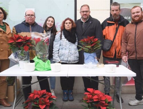 Feafes Salud Mental vende en Mérida flores de pascua y las 12 gominolas de las ‘preuvas’ para financiar sus servicios