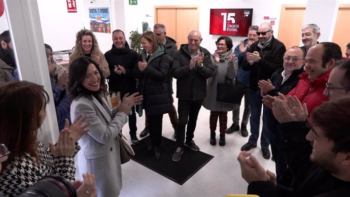 Esther Gutiérrez entrega los avales para optar a liderar el PSOE extremeño desde la «integración» que no acometió Gallardo