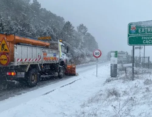 La Diputación de Cáceres extiende sal en varias carreteras provinciales para prevenir placas de hielo