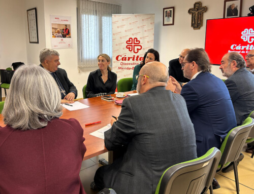 La presidenta de la Junta de Extremadura, María Guardiola, se reúne con Cáritas en Badajoz