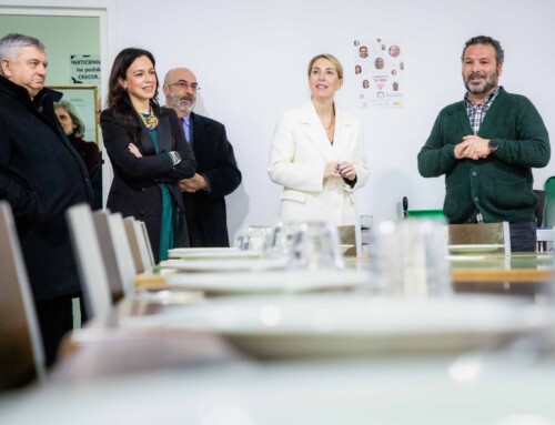 María Guardiola conoce de primera mano la labor de Cáritas y califica su acción en favor de las personas vulnerables como un «faro de solidaridad»