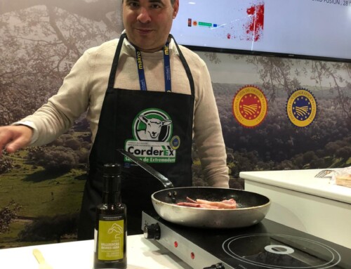 El cocinero extremeño David Gibello en Madrid Fusión pasó por el stand de nuestra Tierra improvisando tapas elaboradas con productos con D.O.