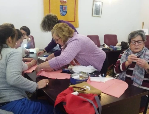 Cerca de una veintena de voluntarias de la AECC en La Albuera tejen corazones para pacientes operadas de cáncer de mama