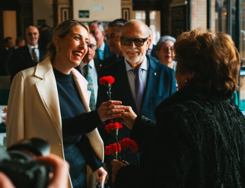 María Guardiola recibe el premio Giralda Encina de la Casa de Extremadura en Sevilla