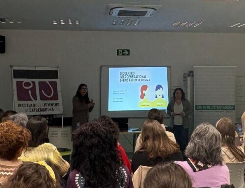 Mujeres de varias generaciones participan en un encuentro sobre salud sexual femenina organizado por el IJEX