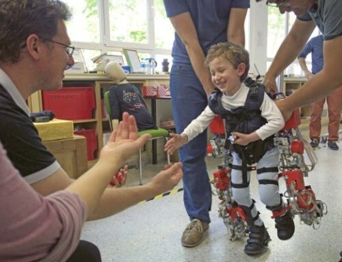 Ya está listo el primer exoesqueleto infantil que los niños pueden llevar a casa y al colegio