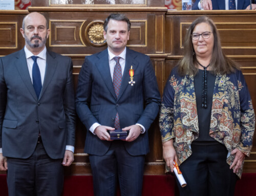 El consejero de Presidencia, Abel Bautista, recibe la medalla de honor de la Asociación de Víctimas del Terrorismo en el Senado