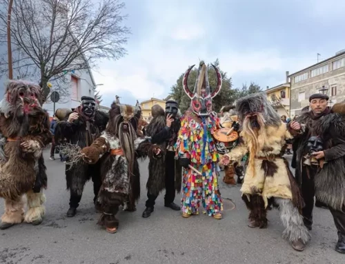 Las Carantoñas y Jarramplas desfilan en el Carnaval de Mamoida en la isla italiana de Cerdeña