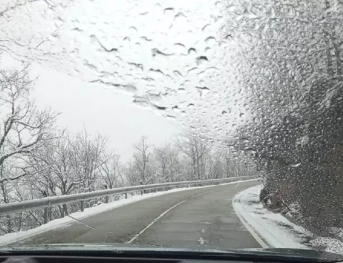 La nieve obliga a cortar la circulación para los vehículos pesados en el Puerto de Tornavacas