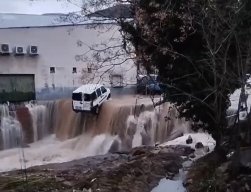 Vehículos arrastrados, dos personas evacuadas y una carretera cortada por un desbordamiento en Jarandilla de la Vera