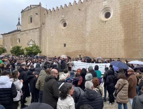 Manifestantes rechazan en Badajoz el asesinato de la educadora y exigen más seguridad para los trabajadores sociales